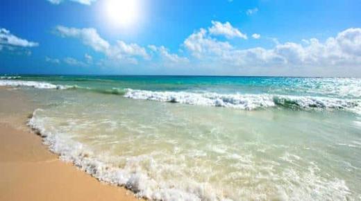 Tolkning av stranden i en drøm av Ibn Sirin, sittende på stranden i en drøm, og tolkning av drømmen om å be på kysten