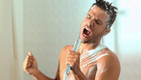 Tolkningen av å se en dusj i en drøm med noen ifølge Nabulsi