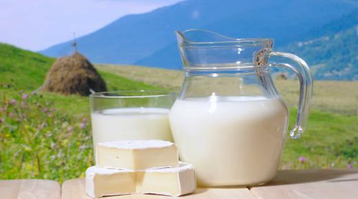 Wat is de interpretatie van melk in een droom door Ibn Sirin?