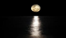 Vad är tolkningen av att se en stor måne i en dröm enligt Ibn Sirin?