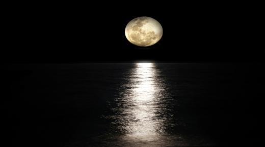 Wat is die interpretasie van die sien van 'n groot maan in 'n droom volgens Ibn Sirin?