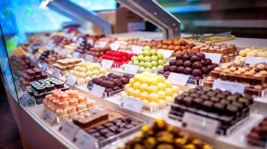 Wat is de interpretatie van het zien binnenkomen van een snoepwinkel in een droom door Ibn Sirin?