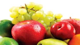 Lær tolkningen av å se epler og druer i en drøm av Ibn Sirin
