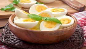 Vad är tolkningen av att se kokta ägg i en dröm av Ibn Sirin?