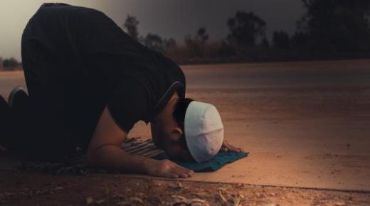 Hva er avskyene og ugyldighetene ved bønn, som rapportert av vår hellige profet?