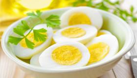מה הפרשנות של ראיית אכילת ביצים בחלום על ידי אבן סירין?