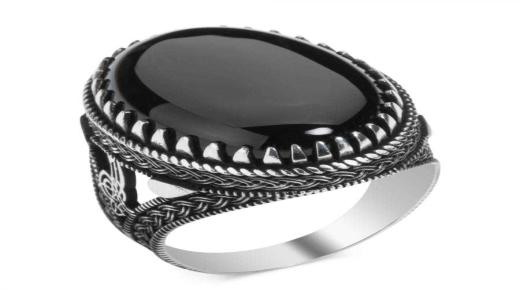 Kakšna je razlaga sanj o moškem srebrnem prstanu za samsko žensko od Ibn Sirina?
