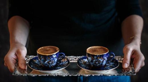Tolkningen av å servere kaffe i en drøm av Ibn Sirin, og tolkningen av en drøm om å servere kaffe til noen