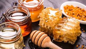 رؤية العسل في المنام وشمع العسل في المنام والعسل الابيض فى المنام والعسل الاسود فى المنام