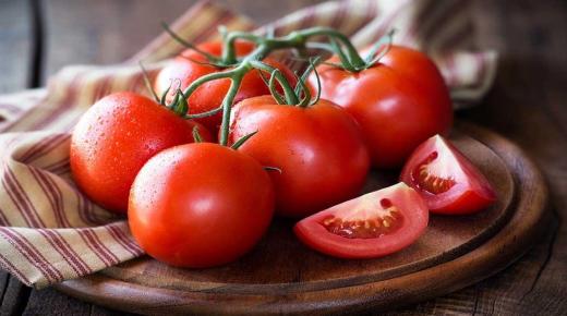 Ibn Sirinek tomateak ametsetan ikustearen interpretazioa, ametsetan tomateak erostea eta ametsetan tomateak hazten ikustea.