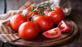 Tolkningar av Ibn Sirin för att se äta tomater i en dröm