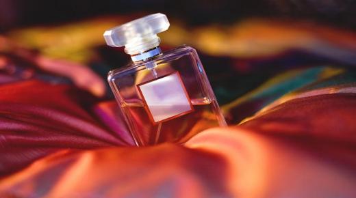 Lär dig tolkningen av drömmen om parfym från de döda av Ibn Sirin