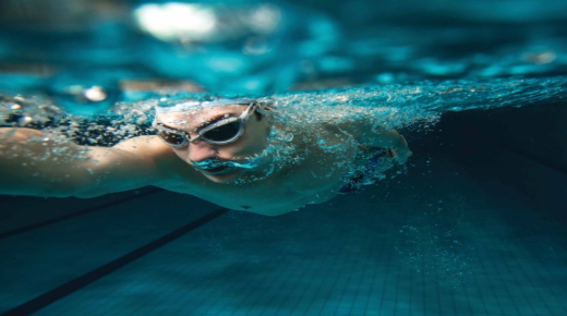 Hva er tolkningen av å se svømming i en drøm?