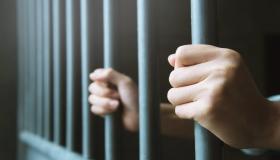 इब्न सिरिन और सबसे महत्वपूर्ण न्यायविदों द्वारा सपने में जेल देखने की व्याख्या