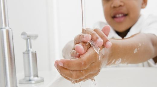 Целосни информации за толкување на сонот за миење раце во сон
