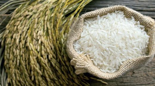 Hva er tolkningen av en drøm om ukokt ris av Ibn Sirin?