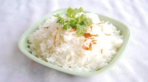 Vilka är tolkningarna av att se kokt ris i en dröm av Ibn Sirin?