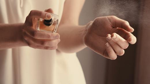 Vad är tolkningen av att lukta parfym i en dröm för en singel kvinna enligt Ibn Sirin?