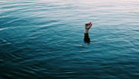 Ibn Sirinによる独身女性のための夢の中での溺死の解釈を学ぶ