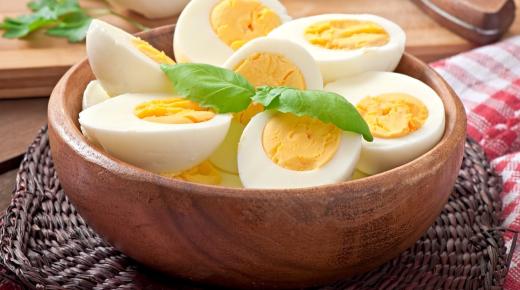 Saznajte više o tumačenju snova o jajima za udatu ženu od Ibn Sirina, tumačenju snova o pečenim jajima za udatu ženu i tumačenju sna o kuhanim jajima u snu za udatu ženu.