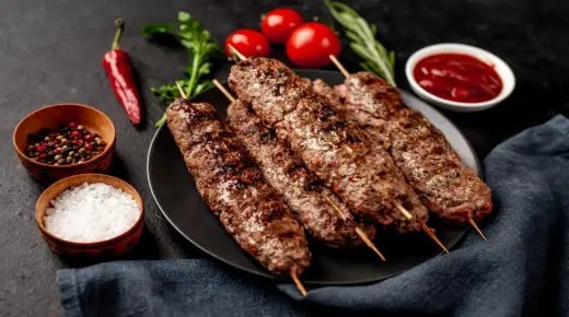 Ibn Sirin အဆိုအရ အိပ်မက်ထဲတွင် kebab စားခြင်းနှင့်ပတ်သက်၍ အိပ်မက်၏အဓိပ္ပာယ်မှာ အဘယ်နည်း။
