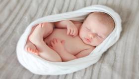 ما تفسير رؤية الطفل الرضيع الذكر في المنام للعزباء؟