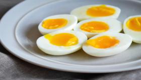 تفسير أكل البيض المسلوق في المنام وحلم تقشير البيض لابن سيرين
