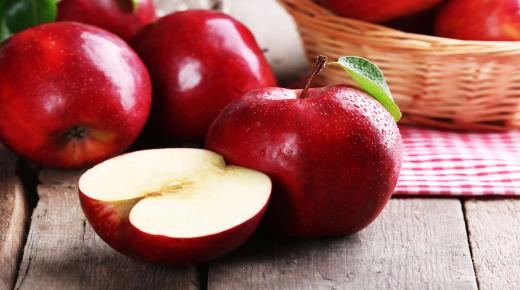 الدلالات الكاملة لتفسير حلم اعطاء التفاح في المنام للعزباء
