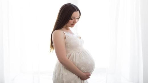ما هي دلالات ابن سيرين لتفسير حلم الحامل للعزباء؟