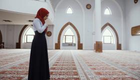 ما هو تفسير حلم الصلاة في المسجد للعزباء والمتزوجة في المنام لابن سيرين؟