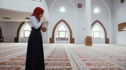 ما هو تفسير حلم الصلاة في المسجد للعزباء والمتزوجة في المنام لابن سيرين؟