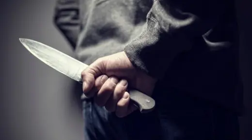 ما هو تفسير حلم الطعن بالسكين في الرقبة في المنام لابن سيرين؟