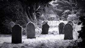 تفسير حلمت أني امشي بين القبور في المنام لابن سيرين