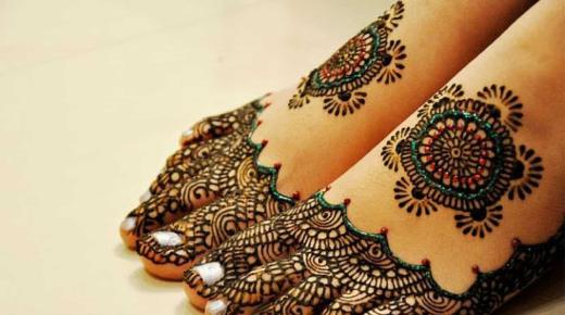 Wat is die interpretasie van 'n droom oor henna op die voete in 'n droom?