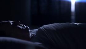 Unen tulkinta elävien sängyssä nukkuvista kuolleista ja sen merkitys