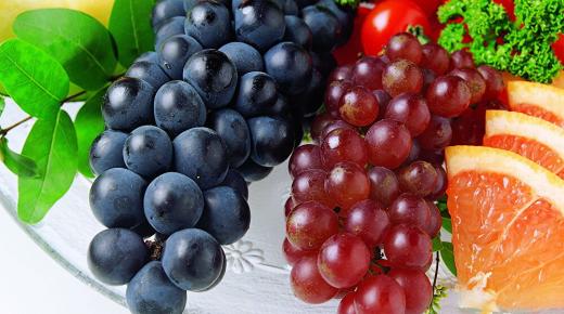 Какво е толкувањето на сонот за јадење грозје во сон од Ибн Сирин?