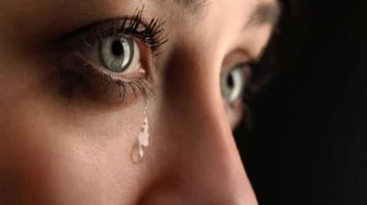 Vad är tolkningen av intensiv gråt i en dröm för ensamstående kvinnor? Att gråta intensivt i en dröm för ensamstående kvinnor utan ljud, och tolkningen av drömmen om att gråta med ett brinnande hjärta för ensamstående kvinnor