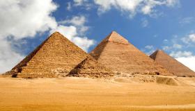 Tema for uttrykket av pyramidene og historiens storhet