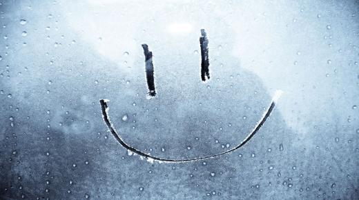 एक विद्यालय रेडियोले मुस्कुराउने र वरपरका मानिसहरूमा खुशी फैलाउने बारे प्रसारण गर्दछ, र मुस्कानको बारेमा छोटो प्रसारण