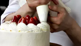 Interpretatie van het zien van cake maken in een droom voor alleenstaande vrouwen