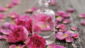 Lees meer over de interpretatie van een droom over rozenwater volgens Ibn Sirin