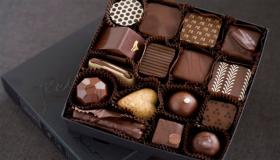 Lær mer om tolkningen av å se sjokolade i en drøm og dens betydning av Ibn Sirin