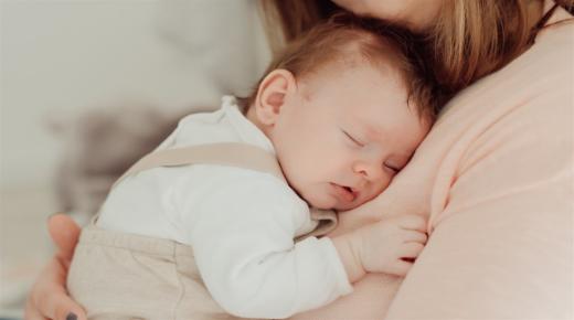 Какво е толкувањето на сонот за бебе во ваши раце за самохрана жена, според Ибн Сирин?