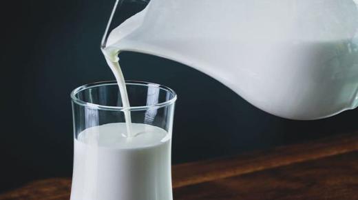 Hva er tolkningen av å gi melk i en drøm til Ibn Sirin?