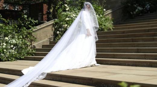 Tolkning av å se en brudekjole i en drøm for enslige kvinner