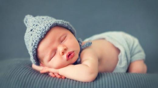 イブン・シリンによると、独身女性が母乳で育てられた子供の夢の解釈は何ですか?