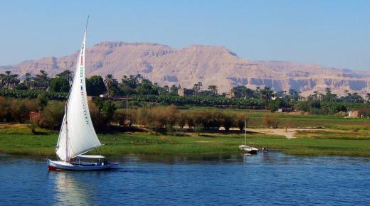 Тема на израз за елементите и цитатите на реката Нил