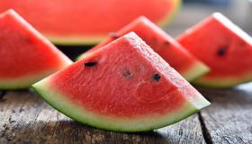 Lær mer om tolkningen av å se en vannmelon i en drøm av Ibn Sirin