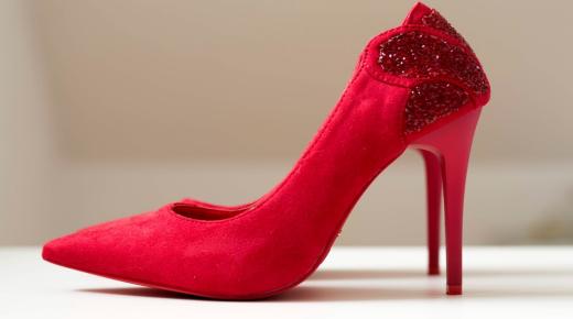 इब्न सिरिन के अनुसार एकल महिलाओं के लिए ऊँचे जूतों के सपने की व्याख्या क्या है?