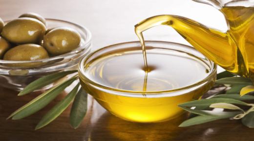 Virdeeler vun Olivenueleg mat Hunneg an Zitroun